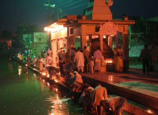 Shri Radhakund-Ashta Sakhi Kunj Radha Kund Goverdhan