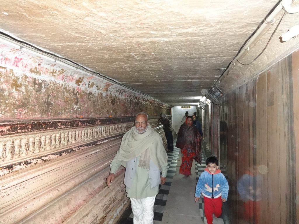 Shri Dwarkadhish Maharaj Parikarma Marg Darshan Mathura