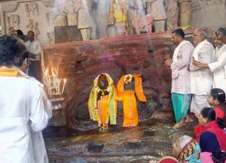 Chabi Ki Tarah Dil Aur Man Ko Chuo Shri Mukharvind Aarti Darshan Govardhan Mathura