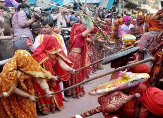 Lala Lo Laee Banaay Diya Barasaane Kee Gopinani Ne Lathmar Holi at Nandgaon