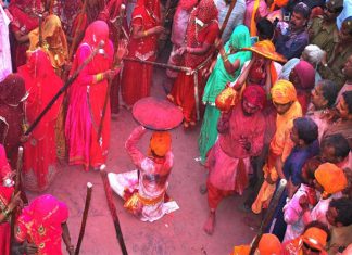 Jab Shri Radha Ji Apani Sakhiyon Ko Shri Krishna Sang Holi Khelane Ke Liye Bolati Hai Jab Shri Radha Ji Apani Sakhiyon Ko Shri Krishna Sang Holi Khelane Ke Liye Bolati Hai