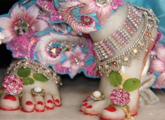 Koee Sona Chadhae Koee Chaandee Chadhae Koee Sona Chadhae Koee Chaandee Chadhae