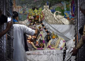 Shri Krishna Stuti ke Paath Se Paen Shree Krishna ka Saath Bhagwan Shri Radhavallabh Ji Darshan Vrindavan
