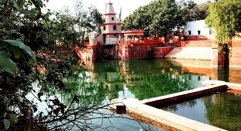 Pili Pokhar Barsana